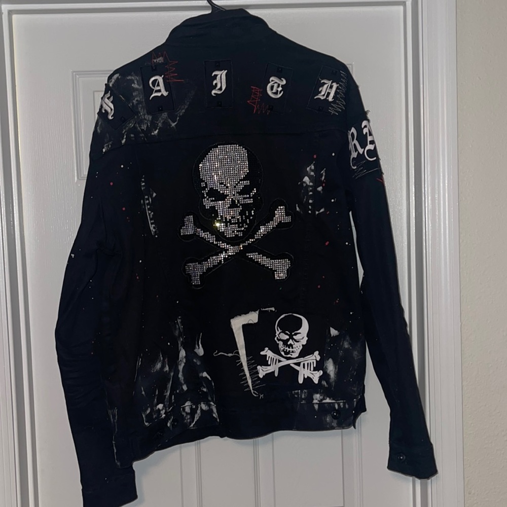 Only worn about twice , unique it’s a XL but if you’re a L it fit good